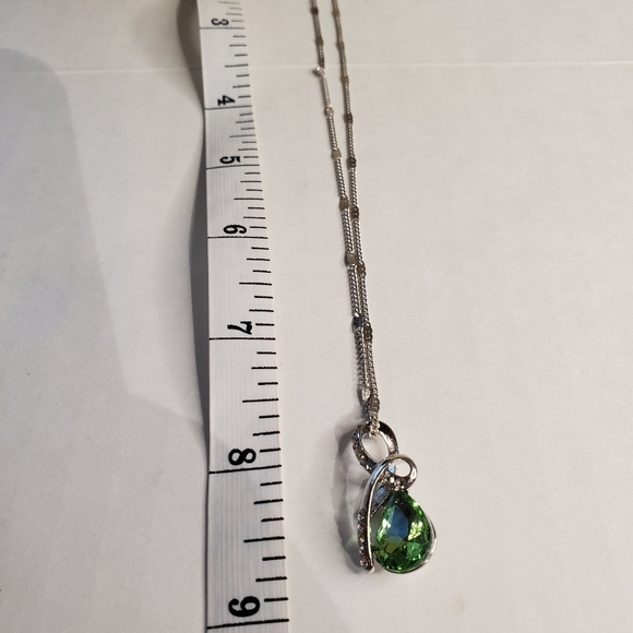 White gold tone necklace w/ green crystal cry1 - Picture 5 of 5